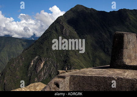 [Machu Picchu] [Intihuatana Stein] 'Hitching Post der Sonne' und Berglandschaft, Peru, Anden, "Südamerika" Stockfoto