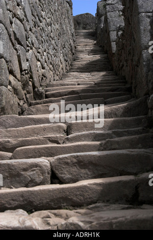 Inca Steintreppen in den Ruinen von [Machu Picchu], alten Rock geschnitzte Treppe hoch bis zum blauen Himmel, Peru, Süd-Amerika Stockfoto