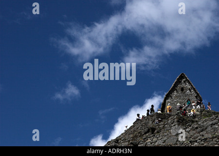 [Wächter Hütte] und Touristen gegen blauen Himmel [Machu Picchu] Ruinen, Peru, Süd-Amerika Stockfoto