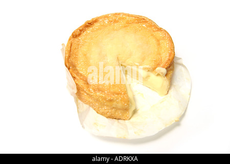 Epoisses de Bourgogne, Normandie Käse, die seine Rinde mit Brandy (Marc de Bourgogne) isoliert auf einem weißen Studio-Hintergrund gewaschen wird. Stockfoto