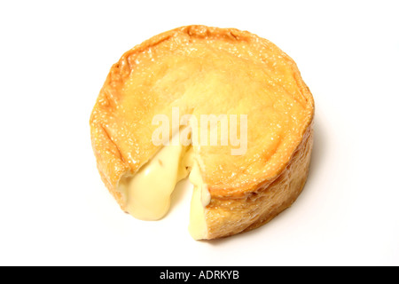 Epoisses de Bourgogne, Normandie Käse, die seine Rinde mit Brandy (Marc de Bourgogne) isoliert auf einem weißen Studio-Hintergrund gewaschen wird. Stockfoto