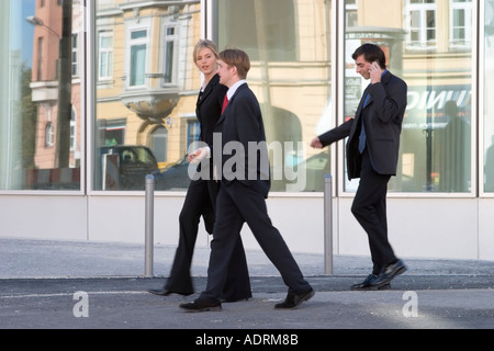 3 drei Geschäftsleute beim Mittagessen bummeln brechen vor Geschäftshaus Stockfoto