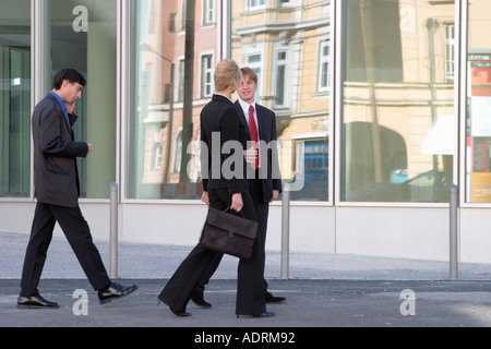 3 drei Geschäftsleute beim Mittagessen bummeln brechen vor Geschäftshaus Stockfoto