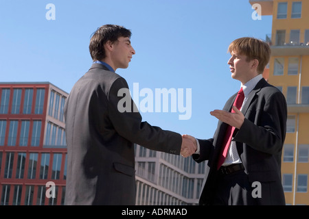 2 zwei Geschäftsleute schütteln sich die Hände mit einander Stockfoto