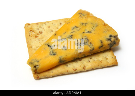 Roten Stilton Käse auf einem Wafer Keks isoliert auf einem weißen Studio-Hintergrund. Stockfoto