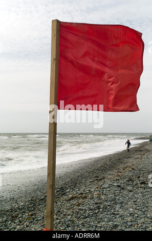 rote Gefahr Warnung Flagge kein Schwimmen wegen der stürmischen Unwetter windigen Strand Meer Aberystwyth Wales UK Stockfoto