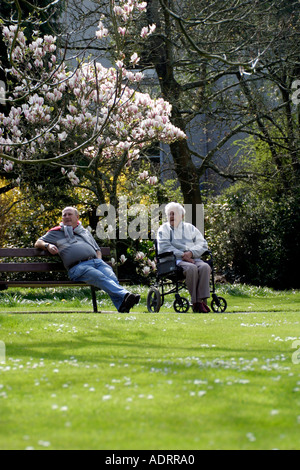 Mutter und Sohn genießen Sie die Ruhe und Sonnenschein an einem Frühlingstag im park Stockfoto
