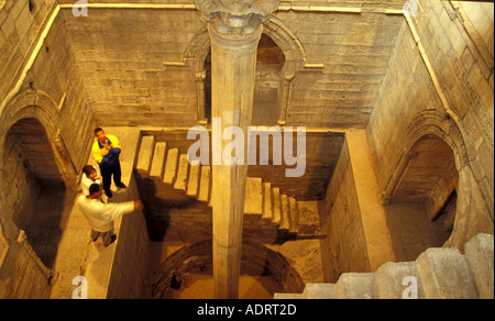 Das Nilometer antikes Wassermessgerät zur Berechnung der Tiefe des Niltivers auf der Insel Roda, Kairo Stockfoto