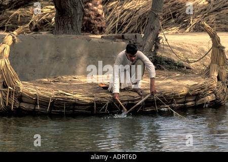 Ägypten ein Papyrus Schilfboot mit Mann Angeln in der Pharaonic Village in Kairo Stockfoto