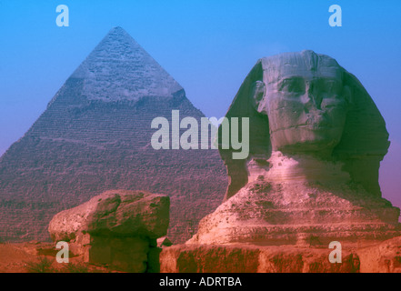 Die Pyramide von Khepre und die Sphinx auf dem Gizeh Plateau, Kairo, Ägypten Stockfoto
