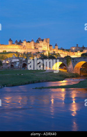 Die mittelalterliche Cité und die alte Brücke über den Fluss Aude in der Abenddämmerung Carcassonne-Languedoc-Frankreich Stockfoto