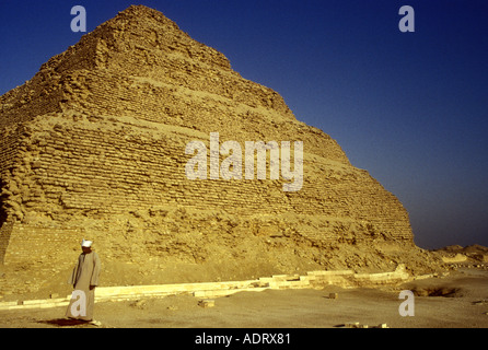 Ein Führer, der an der Stufenpyramide des ägyptischen königs Djoser der 3. Dynastie während des Alten Königreichs, Saqqara, Ägypten, betet Stockfoto