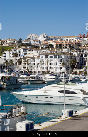 Puerto Duquesa Costa del Sol Spain an einem in der Regel sonnigen Februartag Stockfoto