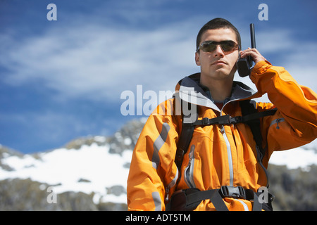 Mann mit Walkie-talkie auf Berggipfel Stockfoto