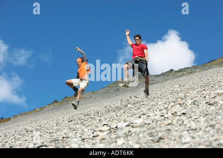 Zwei Männer springen unten Dynprofeld Stockfoto