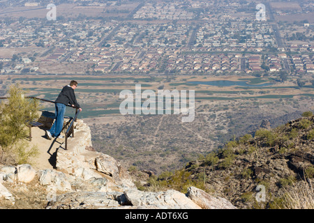 Teenager-Jungen Blick auf Phoenix Vororten aus Dobbins Lookout am South Mountain Stockfoto