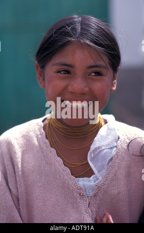 Ecuadorianische Mädchen aus Otavalo Verkaufsmarkt aus einem Stall Otavalo Ecuador Südamerika Stockfoto