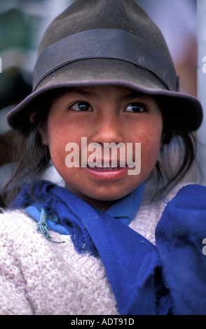 Porträt eines freundlichen ecuadorianische Mädchens in markanten Hut und Schal Quito Ecuador Südamerika Stockfoto