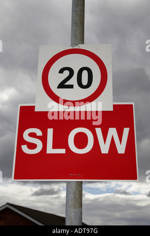 temporäre 20mph und roten langsam Schildern im Wohngebiet wegen Verkehrs-Umleitung Stockfoto