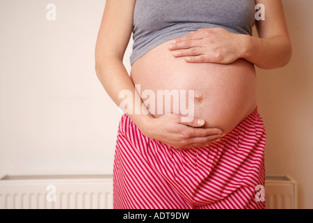 Schwangere Frau mit Bauch, Mittelteil ausgesetzt Stockfoto
