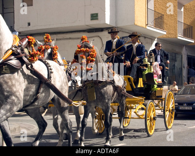 Spanische Männer traditionellen Kostüm Fuengirola, Ansalucia Spanien Feria Ferias Fiestas Fiesta Kleid nationale ethnische Kultur Männer Frauen Stockfoto