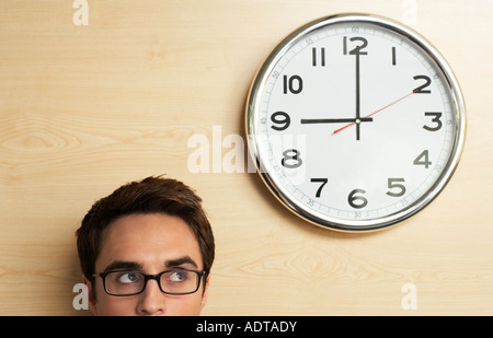 Abgeschnitten Bild jungen Geschäftsmann in Gläsern auf Büro-Uhr Stockfoto
