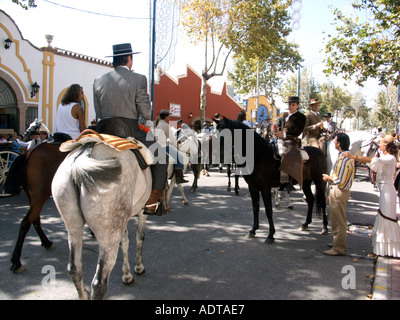 Spanische Reiter in traditionellen Kostümen auf der Feria von Fuengirola, Andalusien, Costa Del Sol, Spanien, Europa Stockfoto