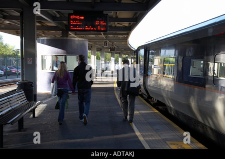 Pendler entlang Gleis 2 Board Enterprise Service nach Dublin am frühen Morgen im Belfast Central Bahnhof Stockfoto