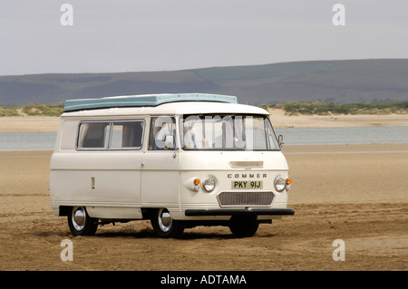 1970 Commer Wohnmobil an einem Strand in Devon Stockfoto