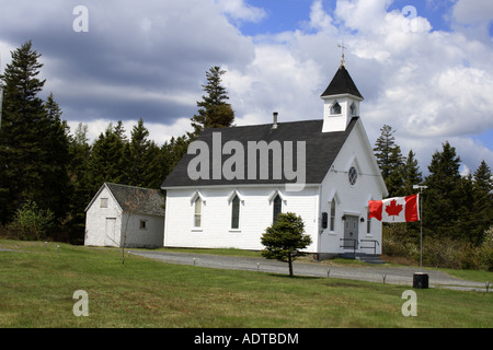 Nova Scotia, Kirche und kanadische Flagge in Landschaft, Nova Scotia, Kanada. Foto: Willy Matheisl Stockfoto