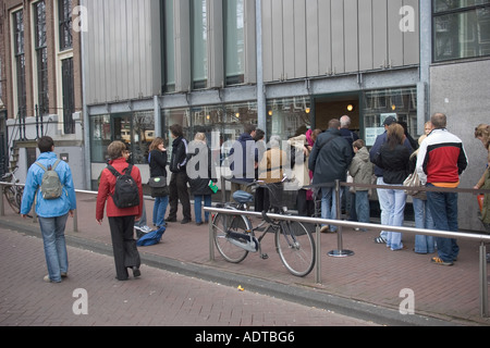 Drängen Sie sich außerhalb von Anne Frank House Museum Amsterdam Niederlande Stockfoto