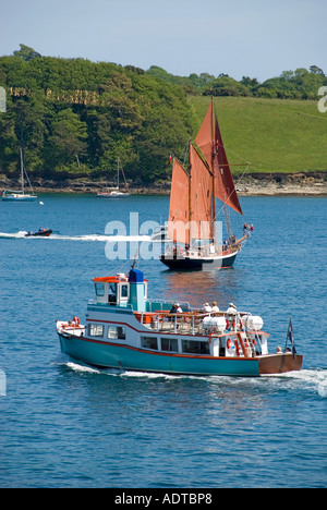 Aus St Mawes Vergnügen Tourenboot mit Passagieren nähert sich Segelboot am Percuil Fluss Jugendliche in Ausbildung Stockfoto