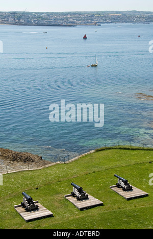 Historisches St. Mawes Castle drei montierte Kanonenplattformen mit Blick über die FAL Mündung und die Carrick Road in Richtung Falmouth Küste Cornwall England Großbritannien Stockfoto