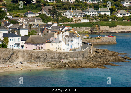 St. Mawes und Hafen Wand mit verschiedenen Eigenschaften, einschließlich Reetdachhaus am Wasser bietet kleinen Strand Stockfoto