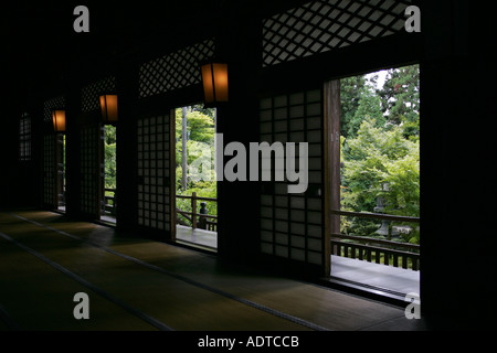 In einem traditionellen japanischen Tempel durch Papier Schiebetüren Shoji in einem Tempel in Kyoto Kansai Japan Asien anzeigen Stockfoto