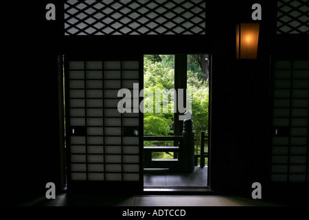 In einem traditionellen japanischen Tempel durch Papier Schiebetüren Shoji in einem Tempel in Kyoto Kansai Japan Asien anzeigen Stockfoto