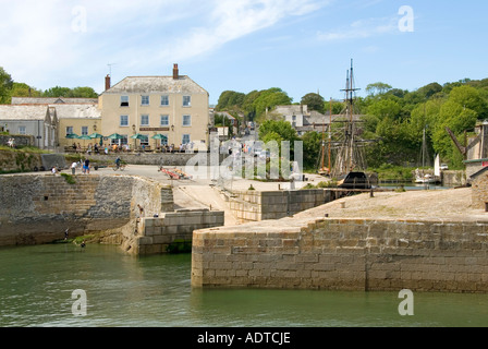 Charlestown Hafen Wand- & Gatter verriegeln, große Schiff im Dock Menschen Essen außerhalb des Hotels & Restaurant Lage beliebt als Poldark TV Filmen Cornwall GROSSBRITANNIEN Stockfoto