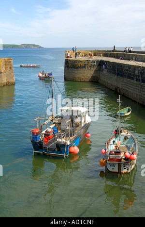 Charlestown Hafen und Eingang mit angelegten kleinen Fischerbooten Cornwall England Großbritannien Stockfoto