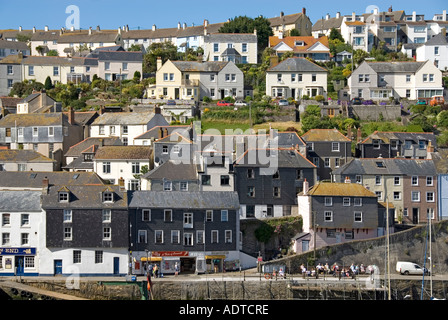 Mevagissey Fischerdorf nach unten am Ende der Hafenmauer mit Häusern am Hang gruppierten Stockfoto