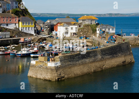 Mevagissey Cornwall Fischerdorf von Oben nach Unten am Hafen Wand- & Boote bei moorings Küste über Cornwall England UK suchen Stockfoto