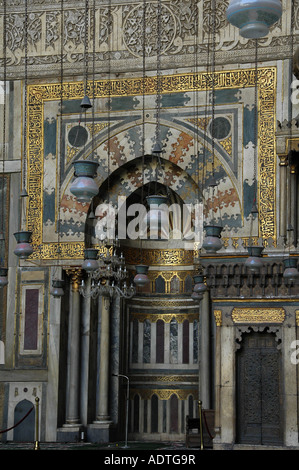 Das reich geflieste Mihrab an der Qibla-Mauer in der Moschee und Madrasa von Sultan Hassan in Alt-Kairo Ägypten Stockfoto