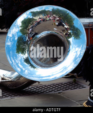 Kreisförmigen Reflexion verchromt Tuba Messing Blasinstrument England UK United Kingdom GB Großbritannien EU Europäische Union Europ Stockfoto