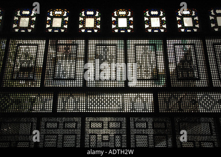 Ägyptischer Stil Maschrabiya Fenster mit geschnitzten Holz Gitter des 17. Jahrhunderts Bayt Al-Suhaymi Ottoman Ära Haus in Kairo Ägypten eingeschlossen Stockfoto