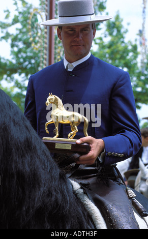 Jerez De La Frontera Rejoneador Fermin Bohorquez zeigt das Caballo de Oro auf der Feria del caballo Stockfoto