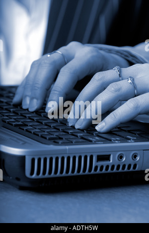 Frau auf einem Laptop eingeben Stockfoto