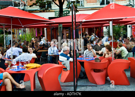 Reims Frankreich, Gruppe trinken Kaffee-Bar trendy Französisch Bistro, Café, Restaurant Terrasse, Urlaub, modernes Design-Restaurant im Freien essen, Tische Stockfoto