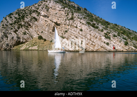 Segelboot auf den ruhigen Gewässern in der Nähe von Nationalpark Krka gespiegelt Stockfoto