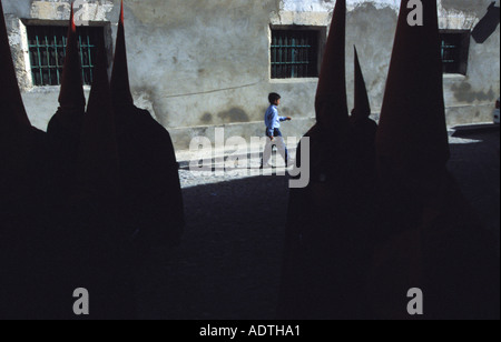 Jerez De La Frontera Büßer am Semana Santa oder Karwoche Osterprozession Stockfoto