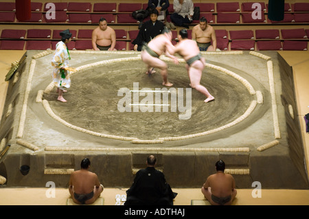 Sumo-Ringer konkurrierende Grand Taikai Sumo Wrestling Turnier Kokugikan Halle Stadion Ryogoku Bezirk Tokyo Japan Asien Stockfoto