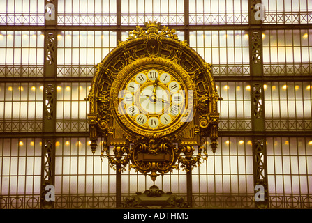 Pariser Belle Epoque Musee D'Orsay Innenuhr. Historischer ehemaliger Bahnhof Gare D'Orsay. Ufer der seine UNESCO-Weltkulturerbe. Frankreich Stockfoto